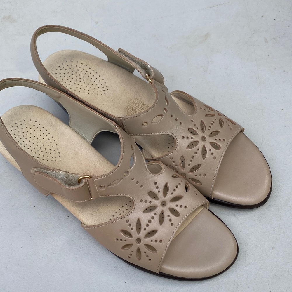 SAS Beige Floral Cutout Size 8.5N Sandals Career Comfortable Office Old Money - Picture 1 of 9
